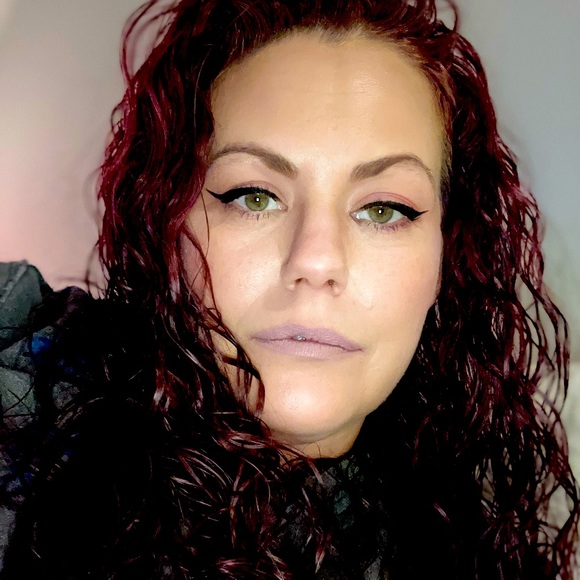 Meet your Posher, Amanda - Picture 3 of 5